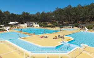 les bassins de la piscine naturiste de la jenny