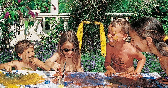 un mini club pour enfants naturistes