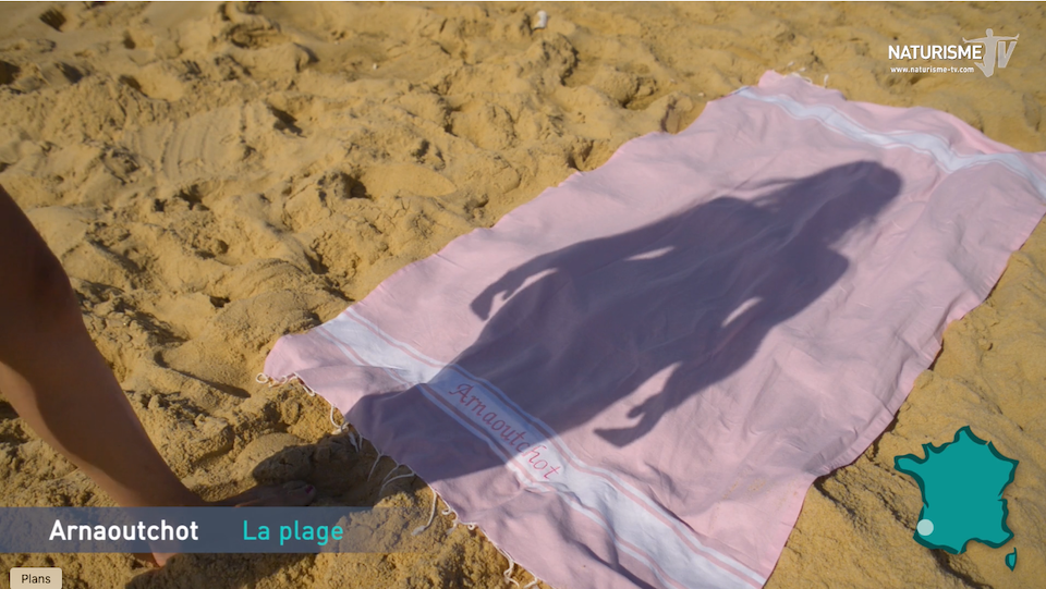 un naturiste à la plage