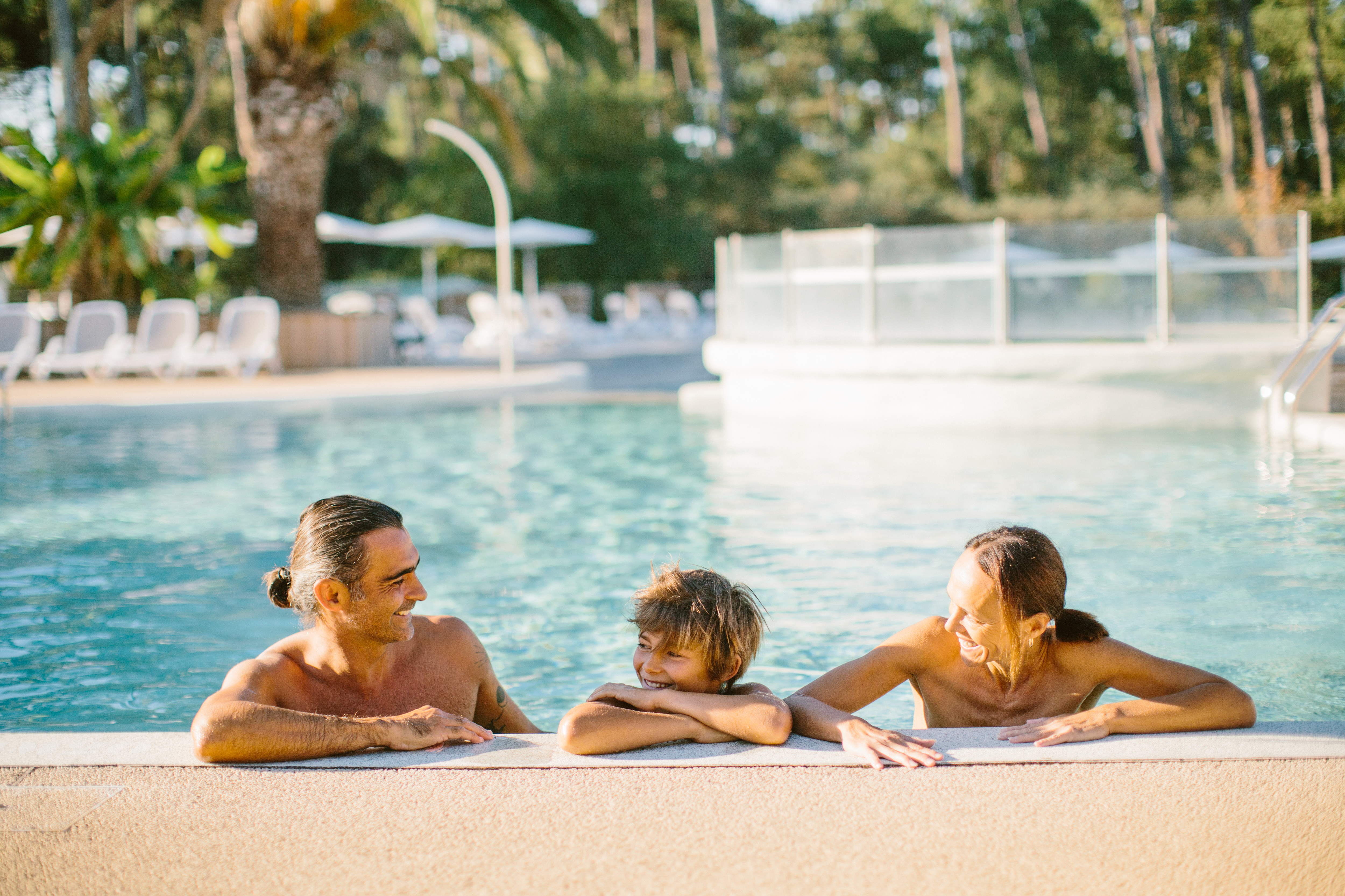 etre naturiste a la piscine