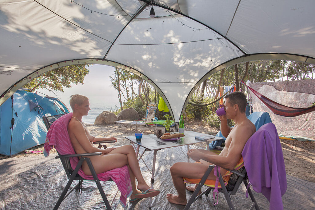 naturiste en bord de mer