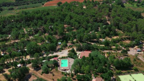 En pleine nature dans une forêt de chênes le camping naturiste Mssidor vu de drône