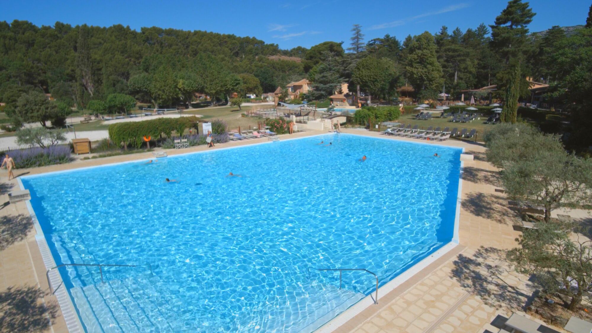 Piscines naturistes du domaine naturiste de bélézy