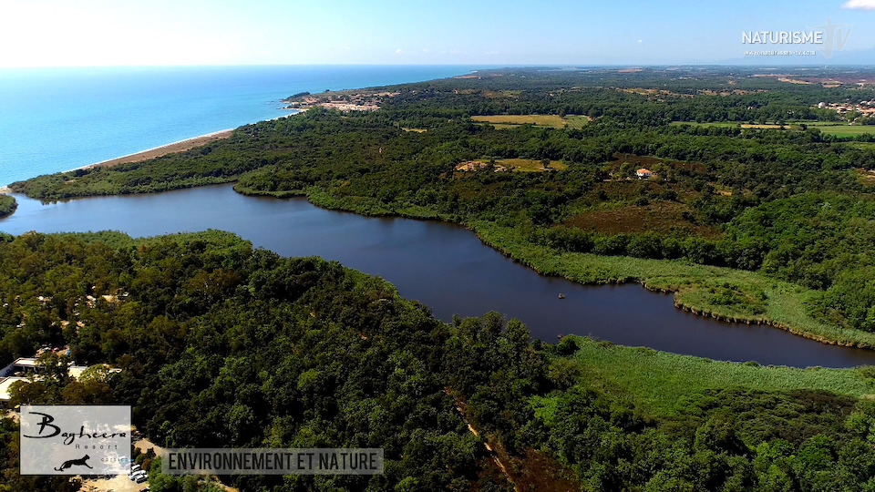 le camping naturiste de Bagheera en Corse avec son environnement, sa nature et sa plage