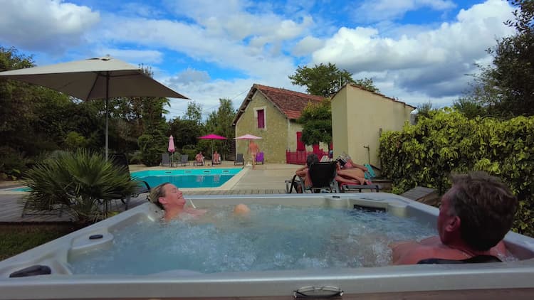 piscine et jacuzzi camping naturiste champ de guiral près de Sarlat