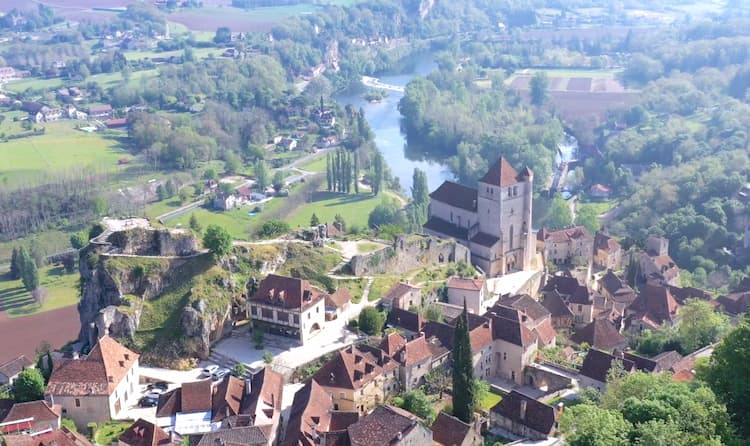 village typique du Lot vu de drône
