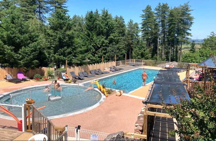 Piscine familiale du camping naturiste Coq Rouge