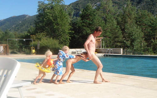 Une famille avec enfants fait du naturisme au Haut Chandelalar en Provence