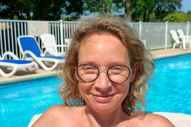 femme naturiste aux Aillos