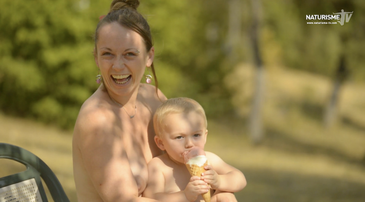lacher prise au Haut Chandelalar d'une femme naturiste avec son enfant