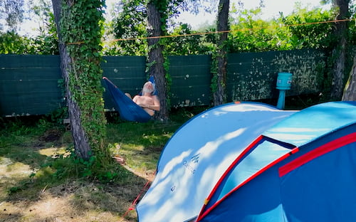 Un emplacement de camping naturiste au Coq Rouge