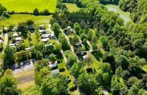 vue aérienne des emplacements de camping à Devèze