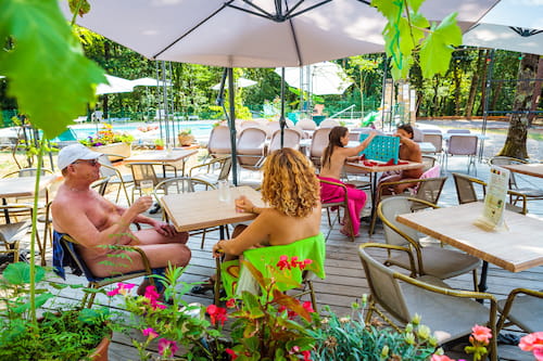 La piscine familiale chauffée et les terrasses du restaurant