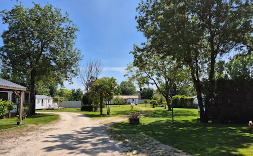 Place de camping pour tente, caravane ou camping car au camping naturiste du Port à La Ronde