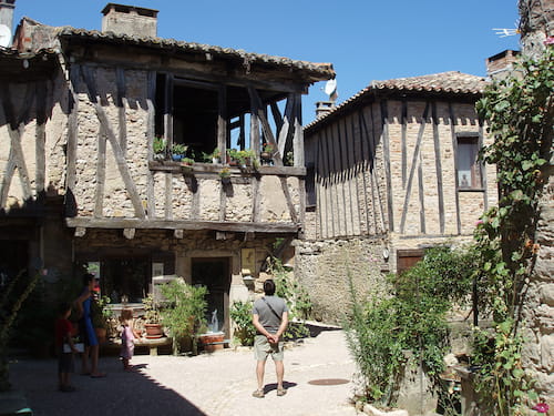 Ruelle de Puycelsi près du Fiscalou dans le Tarn