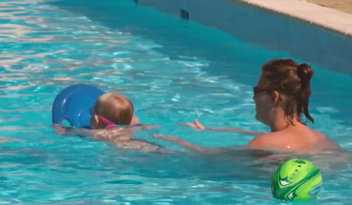 Famille dans la piscine du Clos Barrat