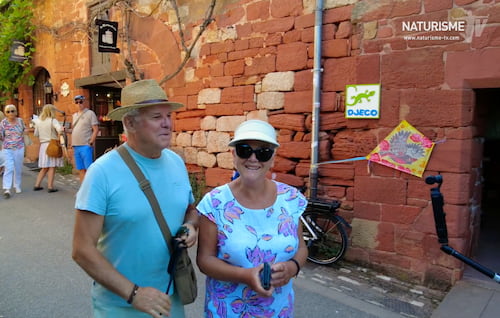 Des vacanciers du Coq Rouge en visite à Collonges la Rouge