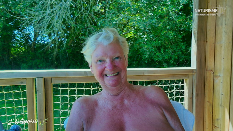 Témoignage de Christiane, femme naturiste senior en vacances à la Ferme de l'Oliverie