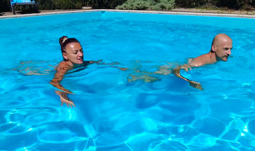 Baignade nus dans la piscine naturiste du Champ de Guiral