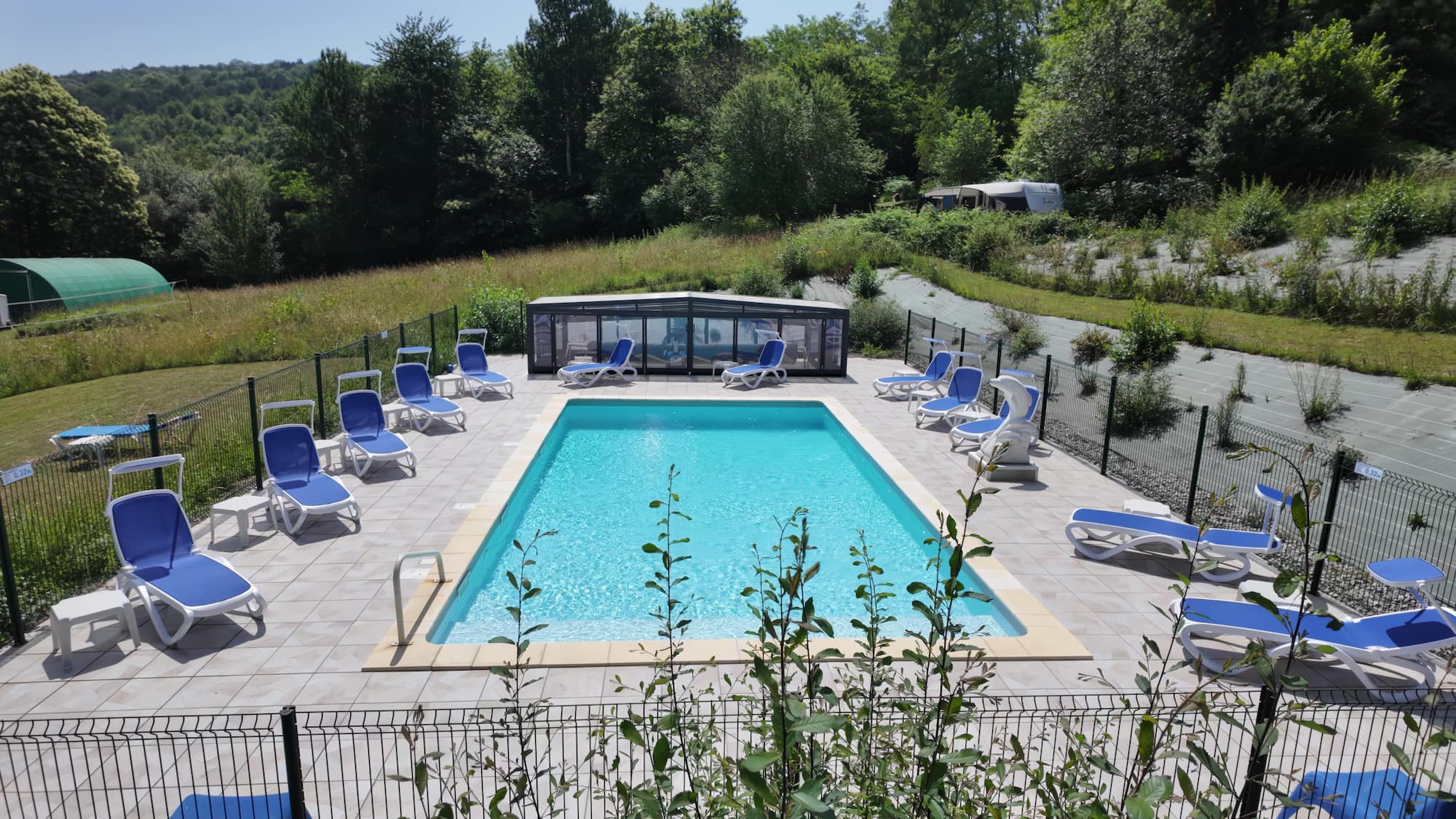 vue de la piscine camping naturiste millfleurs