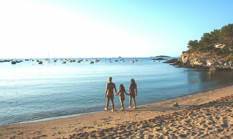 Corse confidentielle: le naturisme à La Chiappa
