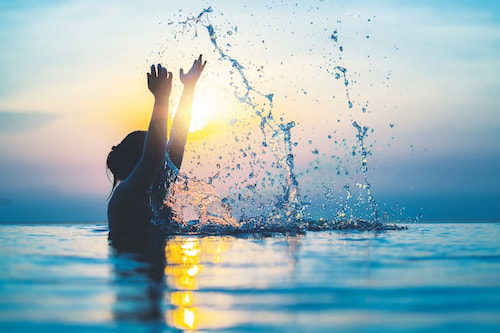 Baignade dans la Méditerranée sur la plage du Centre René Oltra au Cap d' Agde