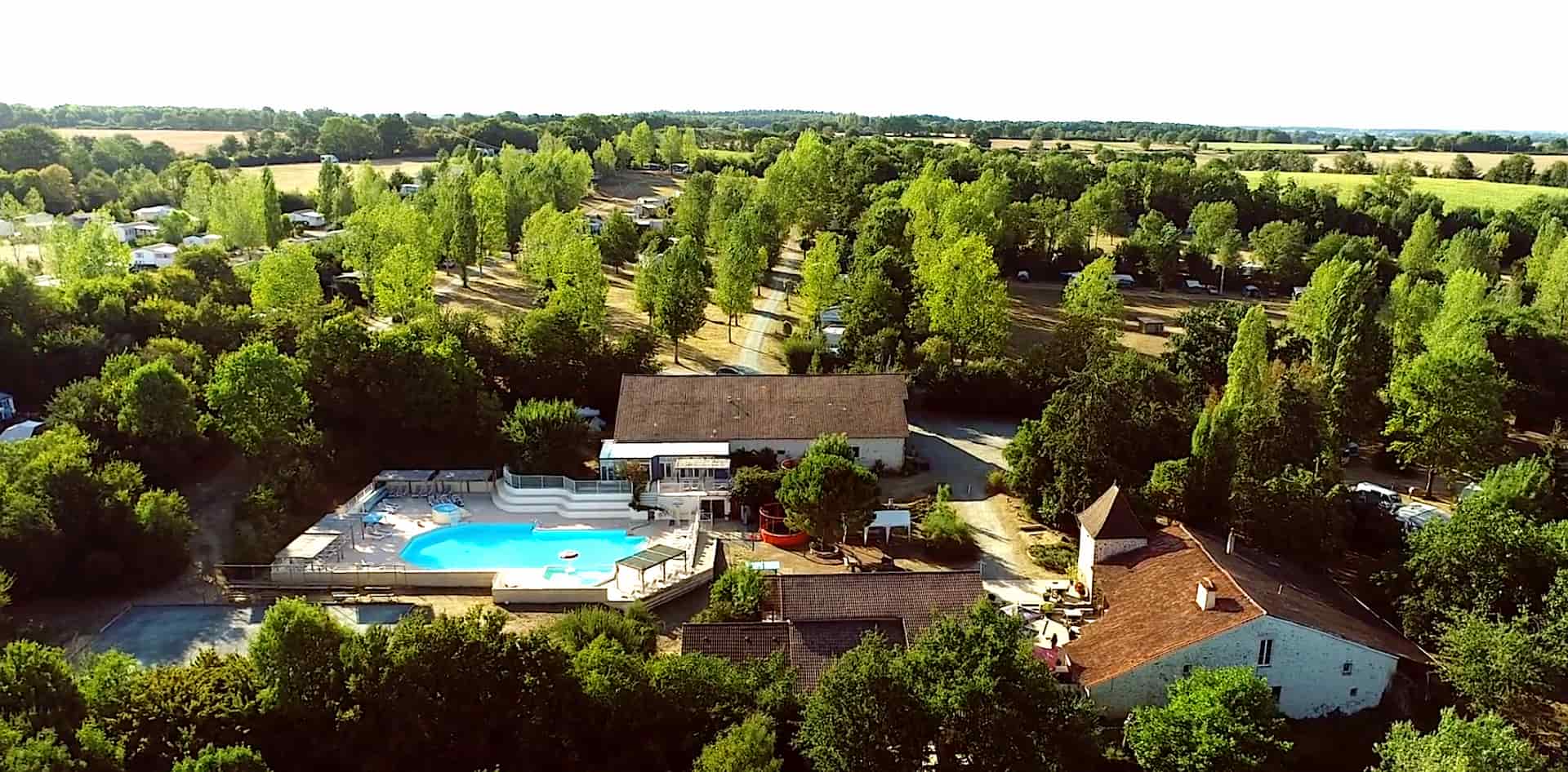 Le camping naturiste Le Colombier en Vendée avec sa piscine en pleine nature