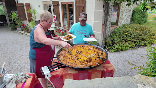 Préparation d'une paella pour les naturistes sur le camping e Millefleurs en Ariège