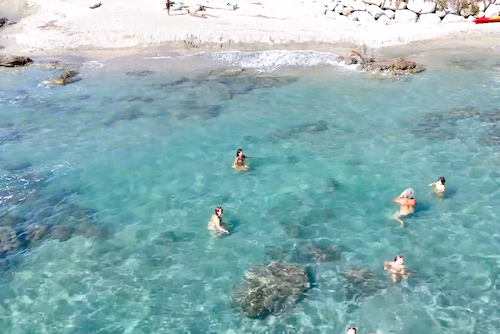 Plage en bord de mer sur le camping naturiste de Bagheera en Corse