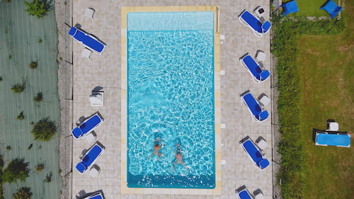 Vue de drone de la piscine naturiste du camping Millefleurs