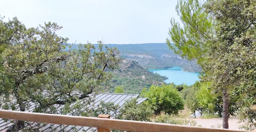 Vue sur le lac Esparron de Verdon à partir des chalets de Verdon Provence