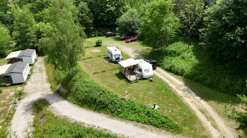 Vue des emplacements de camping à Millefleurs en Ariège