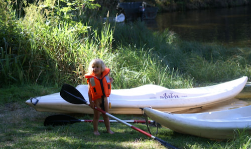 Les enfants en canoë sur le domaine de la Taillade