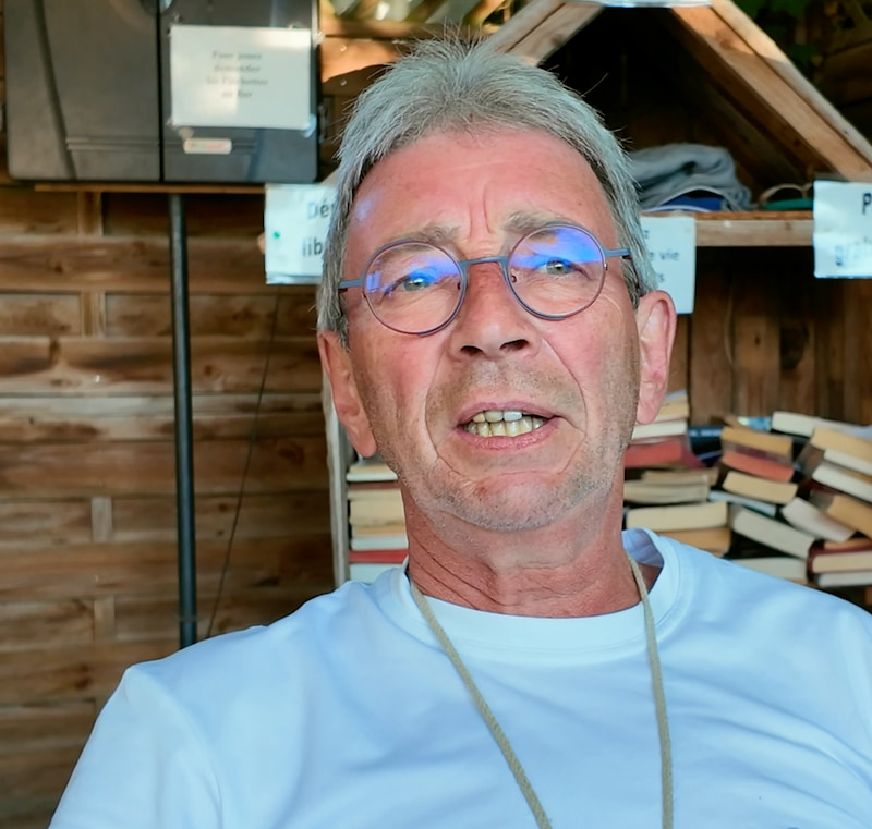 Un naturiste senior nous parle du vivre nu depuis le camping Le Petit Dauphin