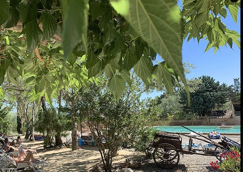 Ambiance familiale autour de la piscine naturiste de Messidor