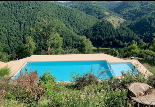 La piscine et patageoire du Domaine de la Taillade dans le Cantal