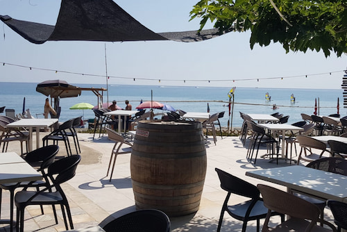 Terrasse bar donnant sur la plage à Corsica Natura