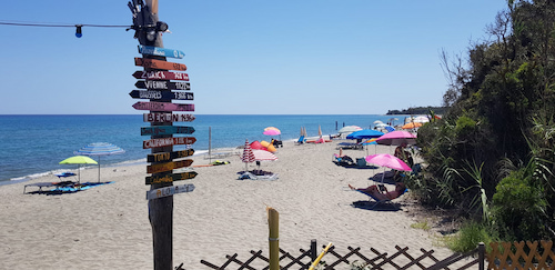 plage du camping Cosrica Natura à Linguizzetta vue du bar