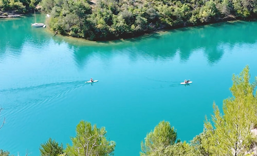Le lac Esparron de Verdon vu du camping naturiste Verdon Provence