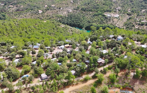 Les hébergements et locatins du camping naturiste Verdon Provence vus de drône