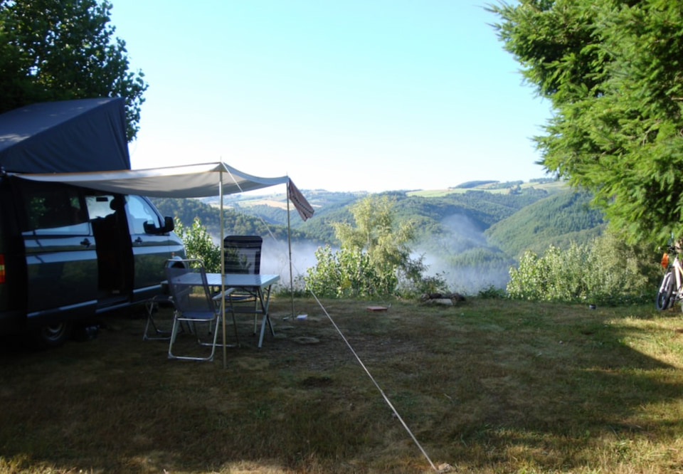 Emplacement de camping sur le Domaine naturiste de la Taillade avec vue panoramique