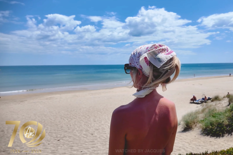 PLage naturiste René Oltra au Cap d'Agde. vue de dos d'une femme regardant l'horizon en bord de mer