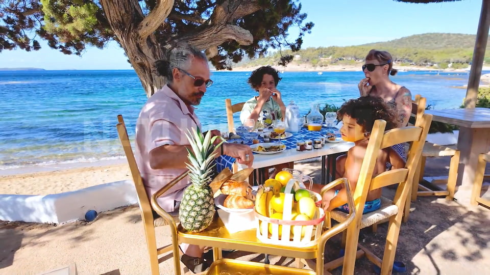 Famille naturiste au camping de La Chiappa en Corse du Sud
