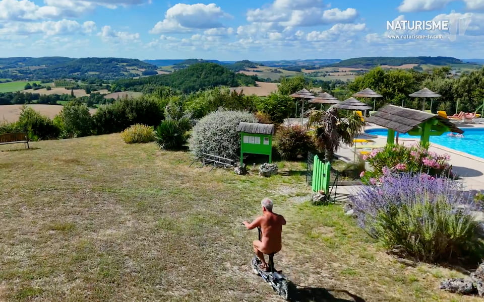 SLow naturisme aux Manoques en Tarn et Garonne: Xavier se promène dans le camping naturiste à vélo(vue de drône)