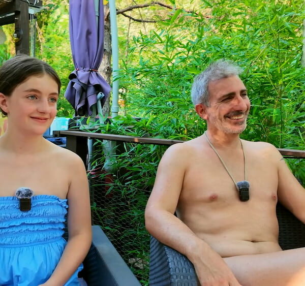 Vacances naturistes à Origan VIllage d'un papa avec sa fille en Provence