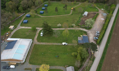 Emplacements de camping, locatopn et piscine couverte du camping naturiste de La Bonnaie en Bretagne