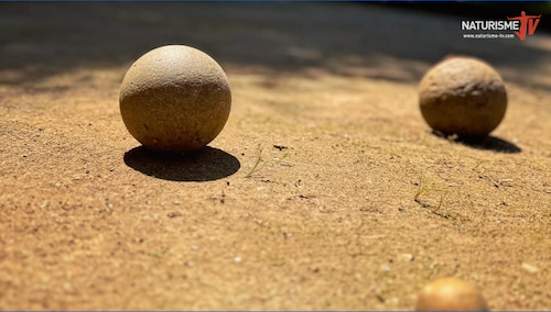 Pétnque et boule bretonne au camping naturiste Bruyères d'Arvor