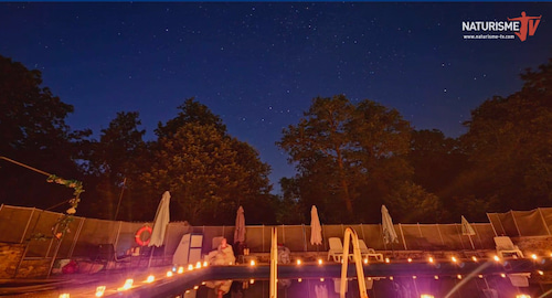 piscine naturiste des Bruyères d'Arvor vue de nuit