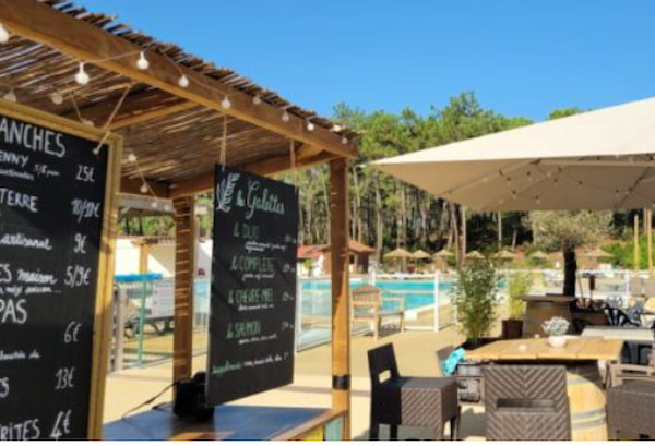 bar près de la piscine naturiste de La Jenny